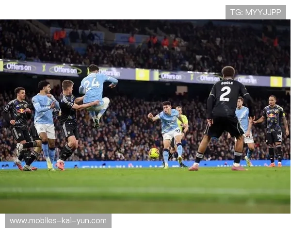 曼城阵型压到极高，福登弧顶想挑射被封